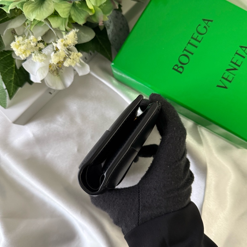 小款Cassette羊皮及牛皮暗釦式二折短夾(黑色)-4