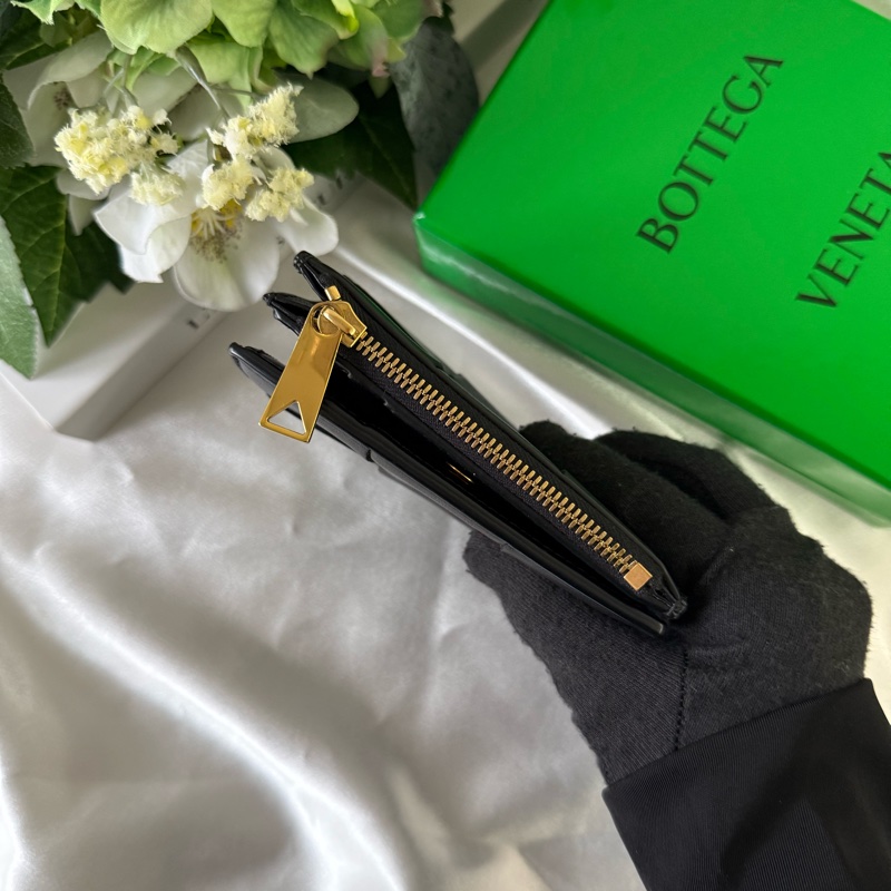 小款Cassette羊皮及牛皮暗釦式二折短夾(黑色)-6