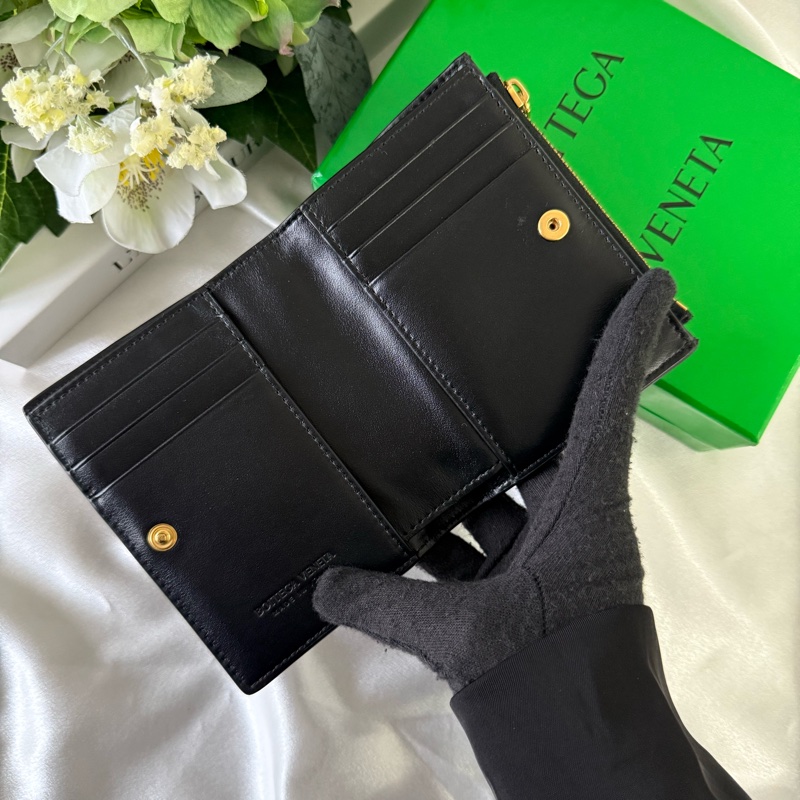 小款Cassette羊皮及牛皮暗釦式二折短夾(黑色)-7