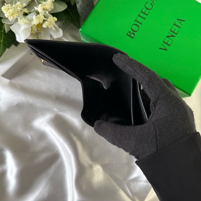 小款Cassette羊皮及牛皮暗釦式二折短夾(黑色)-8