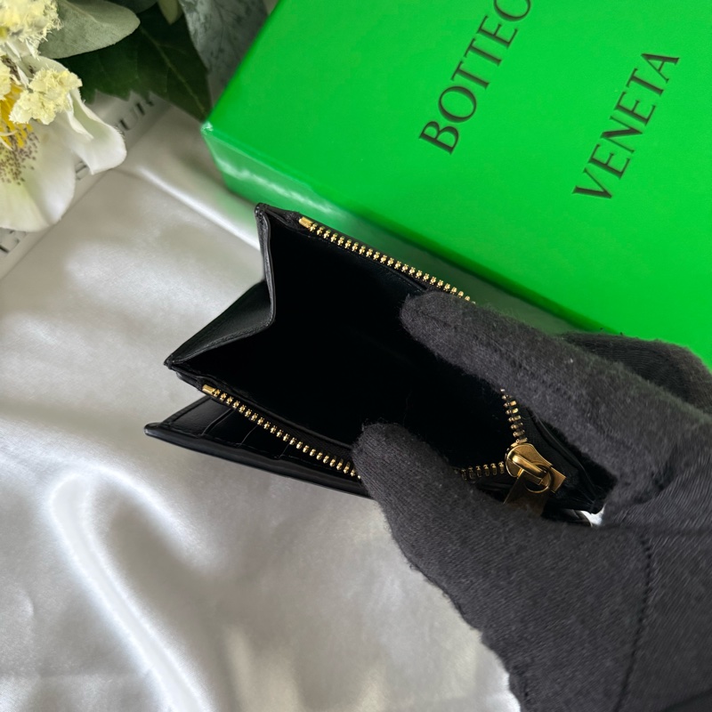 小款Cassette羊皮及牛皮暗釦式二折短夾(黑色)-9