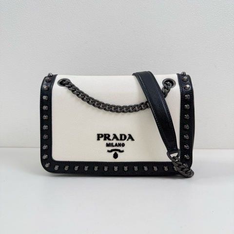 Prada/普拉達 牛皮黑白鏈條斜挎包