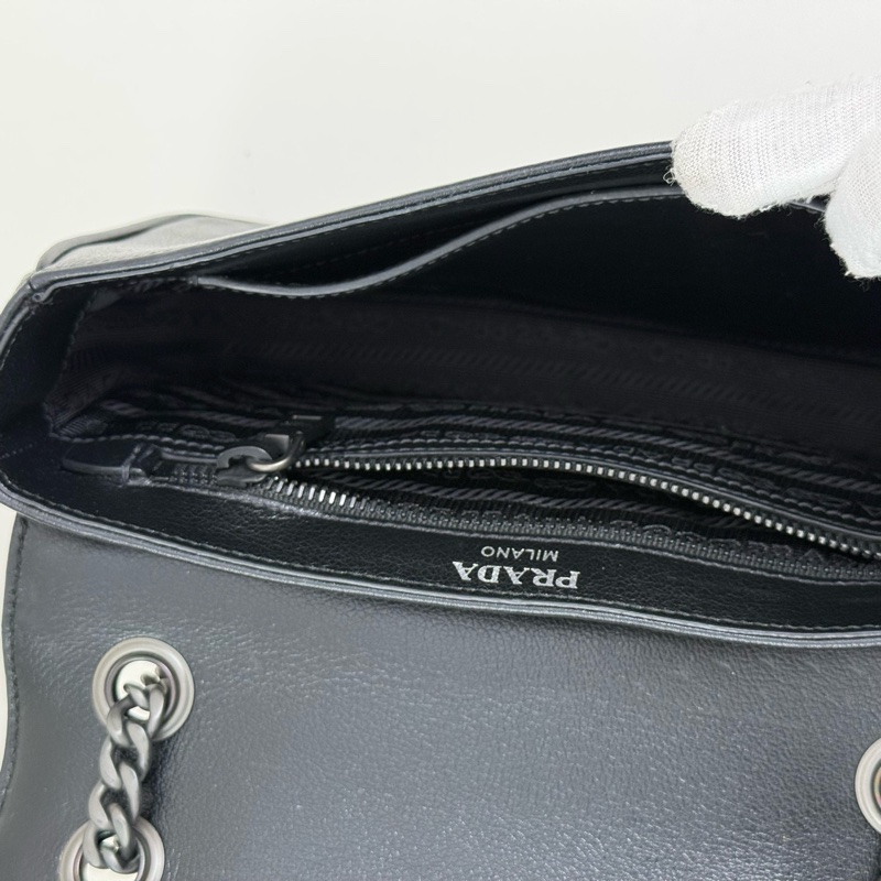 Prada/普拉達 牛皮黑白鏈條斜挎包-8