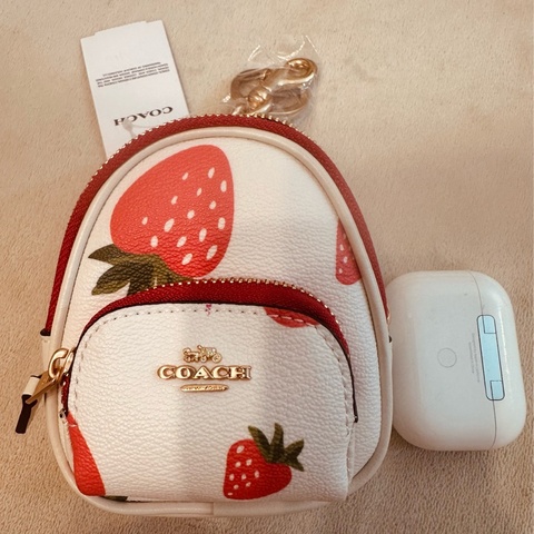COACH 草莓印花迷你後背包小吊飾