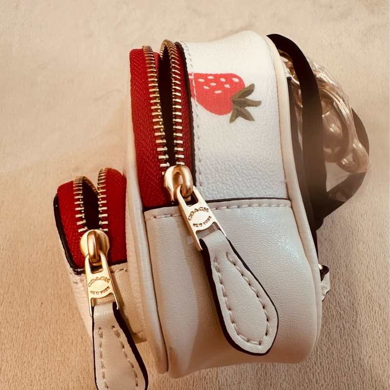 COACH 草莓印花迷你後背包小吊飾-3