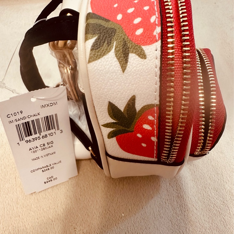 COACH 草莓印花迷你後背包小吊飾-4