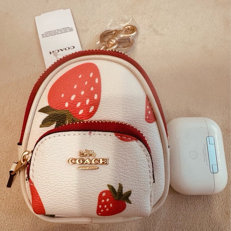 COACH 草莓印花迷你後背包小吊飾-8