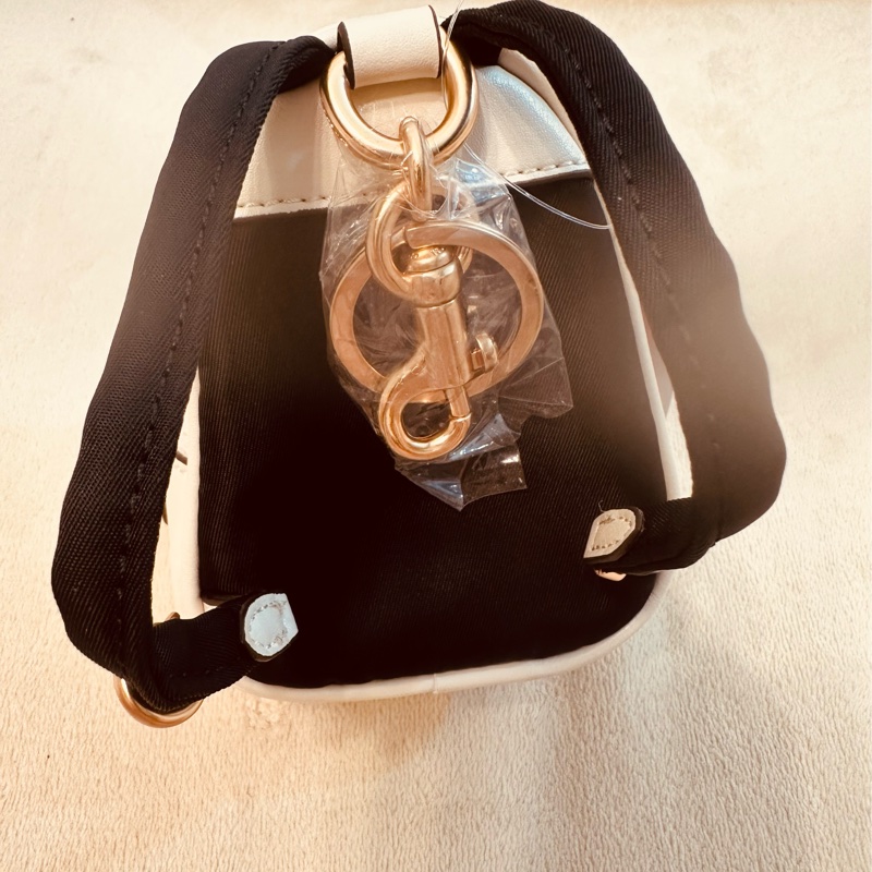 COACH 草莓印花迷你後背包小吊飾-9