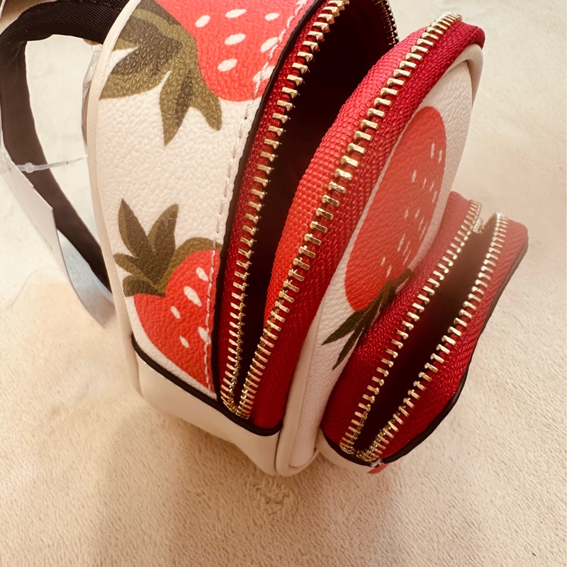 COACH 草莓印花迷你後背包小吊飾-10