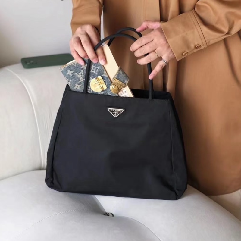 Prada 經典黑色尼龍托特包 Nylon tote bag-0