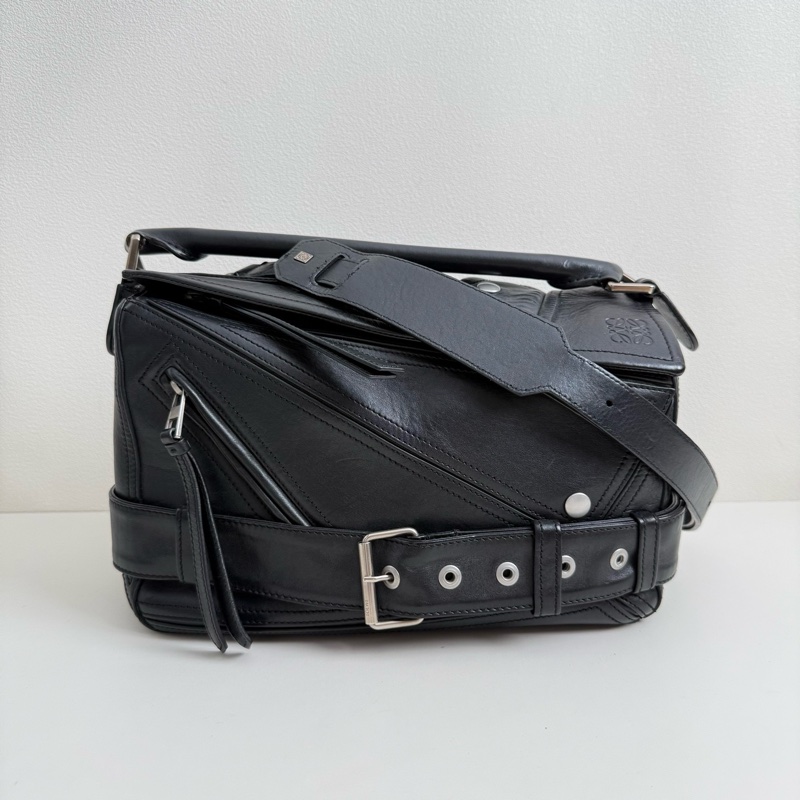 LOEWE羅意威 Puzzle 機車黑色牛皮斜挎包 銀扣-0