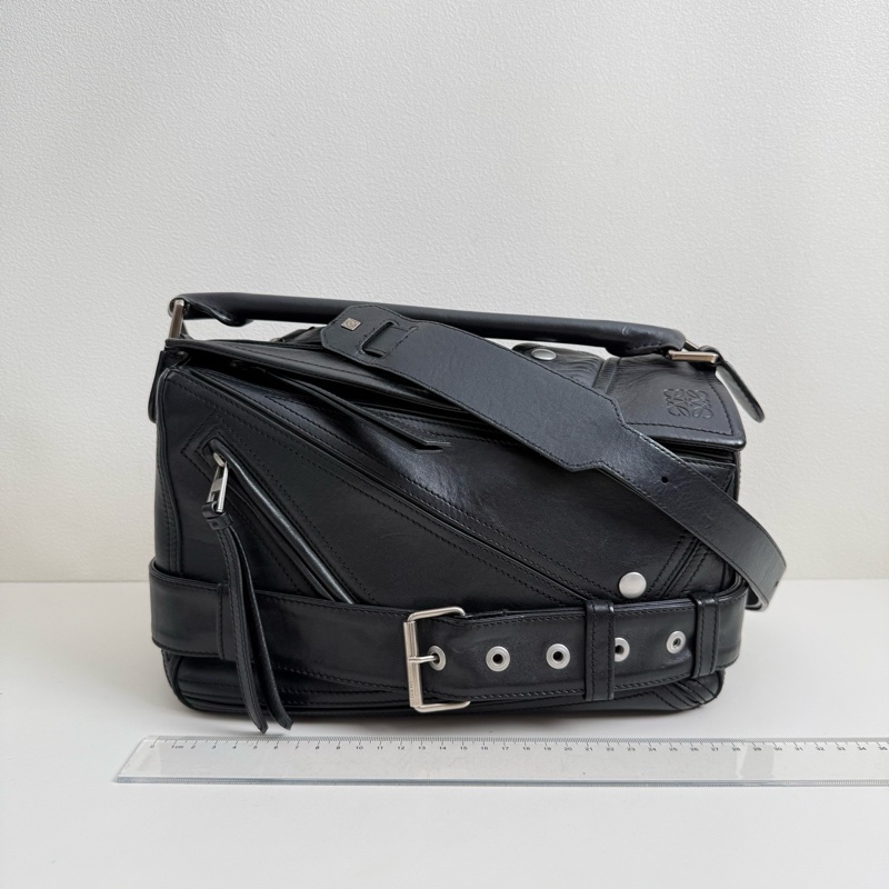 LOEWE羅意威 Puzzle 機車黑色牛皮斜挎包 銀扣-1