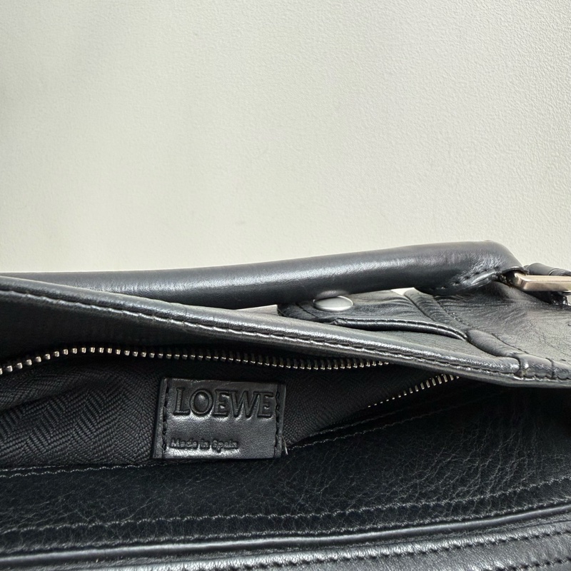 LOEWE羅意威 Puzzle 機車黑色牛皮斜挎包 銀扣-8