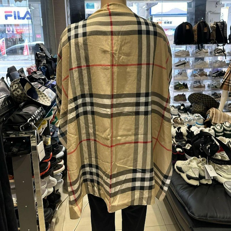 💎Han's house精品服飾💎 Burberry 圍巾 格紋 斗篷  罩衫 外套 義大利製 現貨 原價30000-8