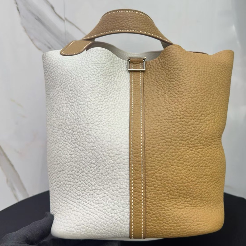 愛馬仕Hermes拼色菜籃子22 框Q刻 奶白拼焦糖配色溫柔到骨子裡 荔枝紋牛皮質感拉滿，尺寸22*17*21-0