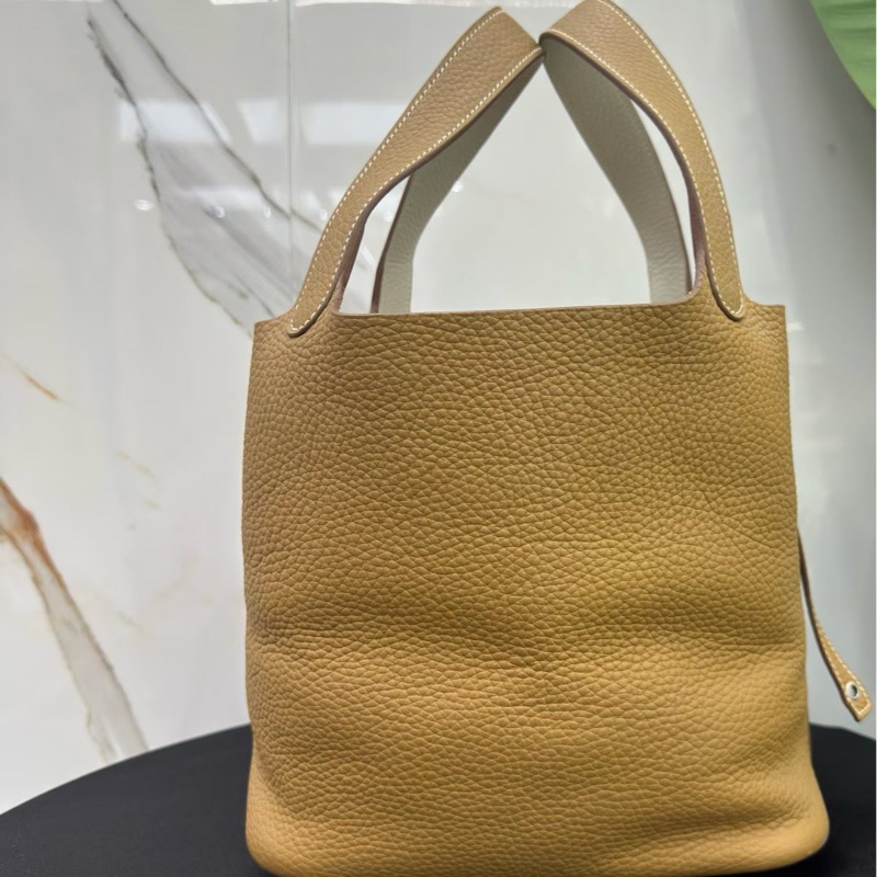 愛馬仕Hermes拼色菜籃子22 框Q刻 奶白拼焦糖配色溫柔到骨子裡 荔枝紋牛皮質感拉滿，尺寸22*17*21-1