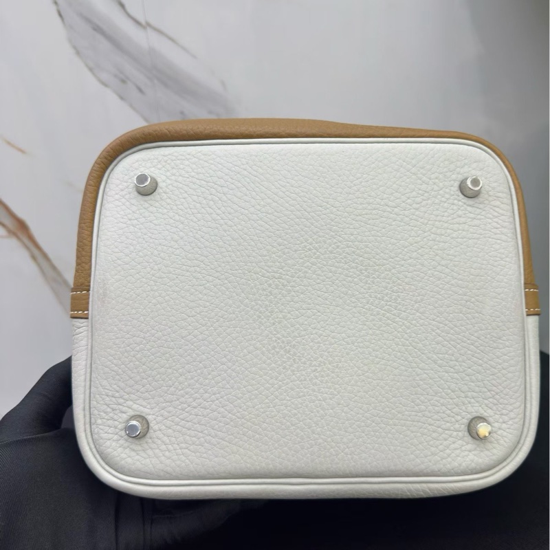 愛馬仕Hermes拼色菜籃子22 框Q刻 奶白拼焦糖配色溫柔到骨子裡 荔枝紋牛皮質感拉滿，尺寸22*17*21-3