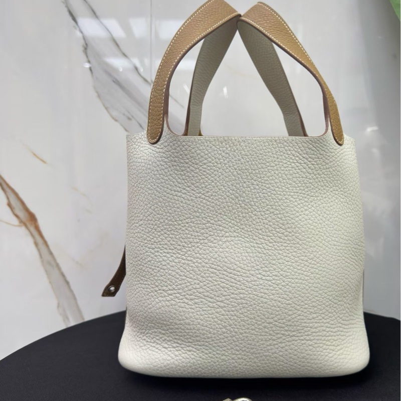 愛馬仕Hermes拼色菜籃子22 框Q刻 奶白拼焦糖配色溫柔到骨子裡 荔枝紋牛皮質感拉滿，尺寸22*17*21-5