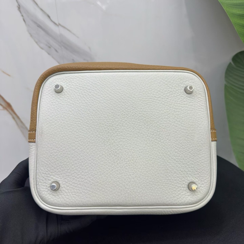 愛馬仕Hermes拼色菜籃子22 框Q刻 奶白拼焦糖配色溫柔到骨子裡 荔枝紋牛皮質感拉滿，尺寸22*17*21-6