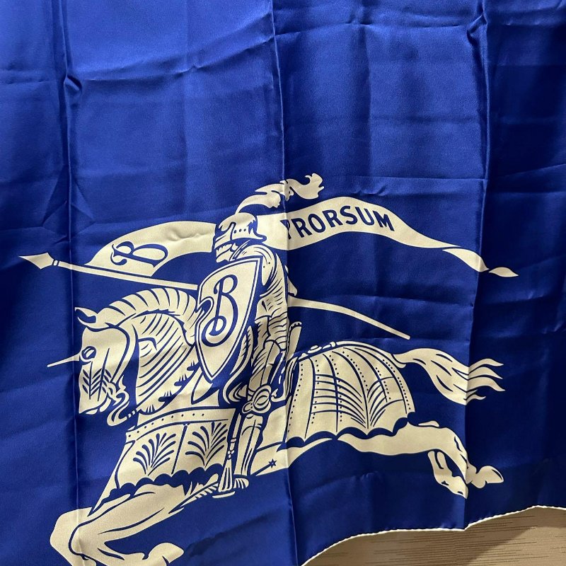 💎Han's house精品服飾💎Burberry 100%真絲 戰馬 絲巾 圍巾 領巾 義大利製 中性 90×90 現貨 原價14300-7