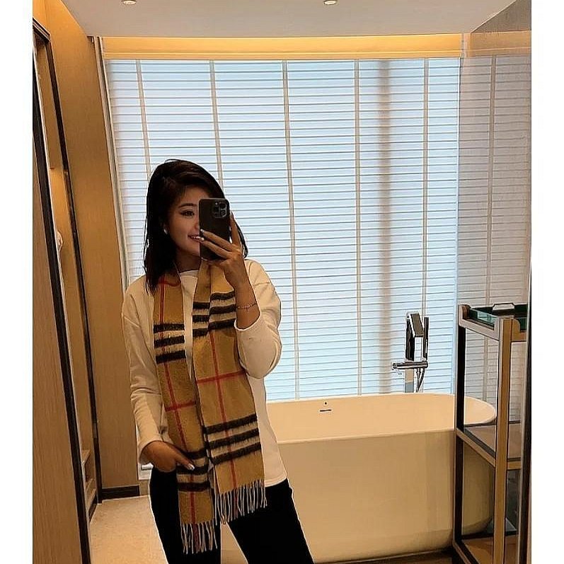 💎Han's house精品服飾💎 Burberry 圍巾 格紋 羊毛羊絨 中性 210X50 蘇格蘭制 現貨 原價30000-1