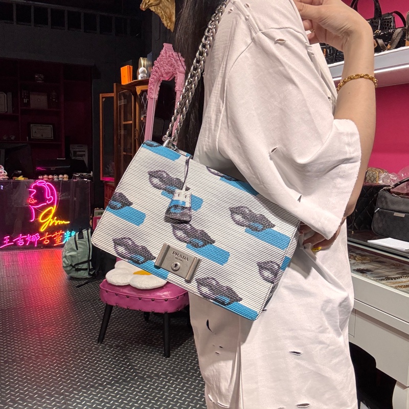 Prada 嘴唇包/斜背包/肩背包/王吉娜古董精品-1