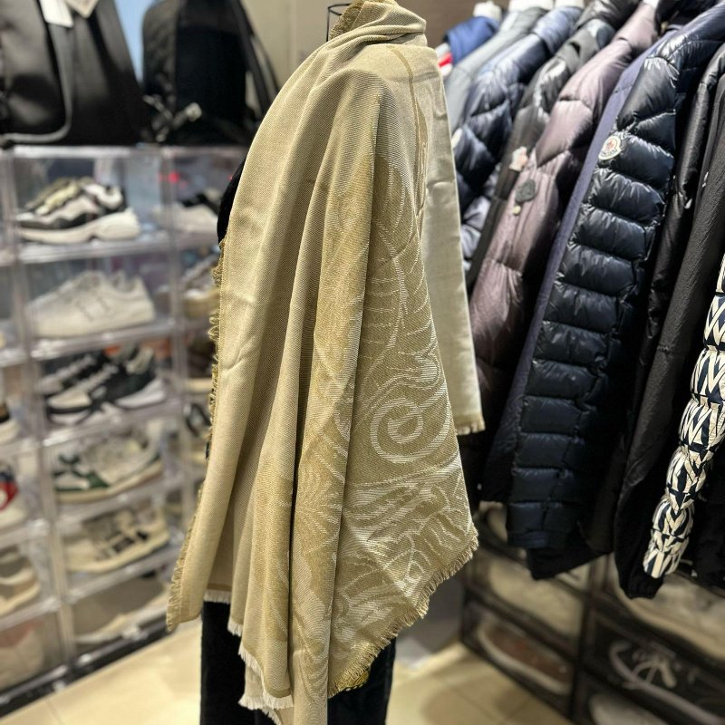 💎Han's house精品服飾💎Burberry 戰馬 絲巾 圍巾 領巾 義大利製 中性 180x66CM 現貨 原價18200-4