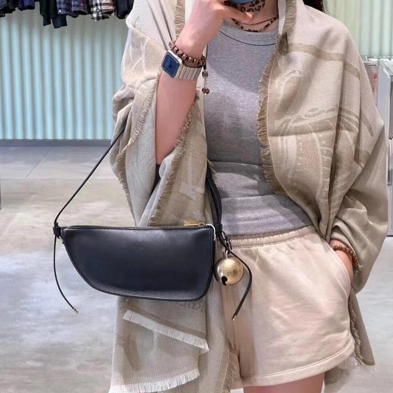 💎Han's house精品服飾💎Burberry 戰馬 絲巾 圍巾 領巾 義大利製 中性 180x66CM 現貨 原價18200-6