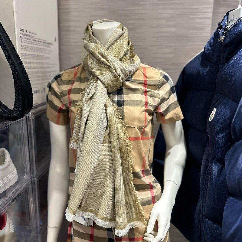 💎Han's house精品服飾💎Burberry 戰馬 絲巾 圍巾 領巾 義大利製 中性 180x66CM 現貨 原價18200-9