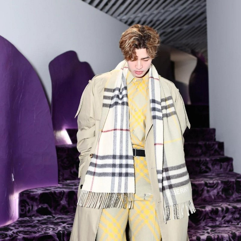 💎Han's house精品服飾💎Burberry 圍巾 格紋 羊毛 雙面 羊絨 中性 200X52 蘇格蘭制 現貨 原價25900-4