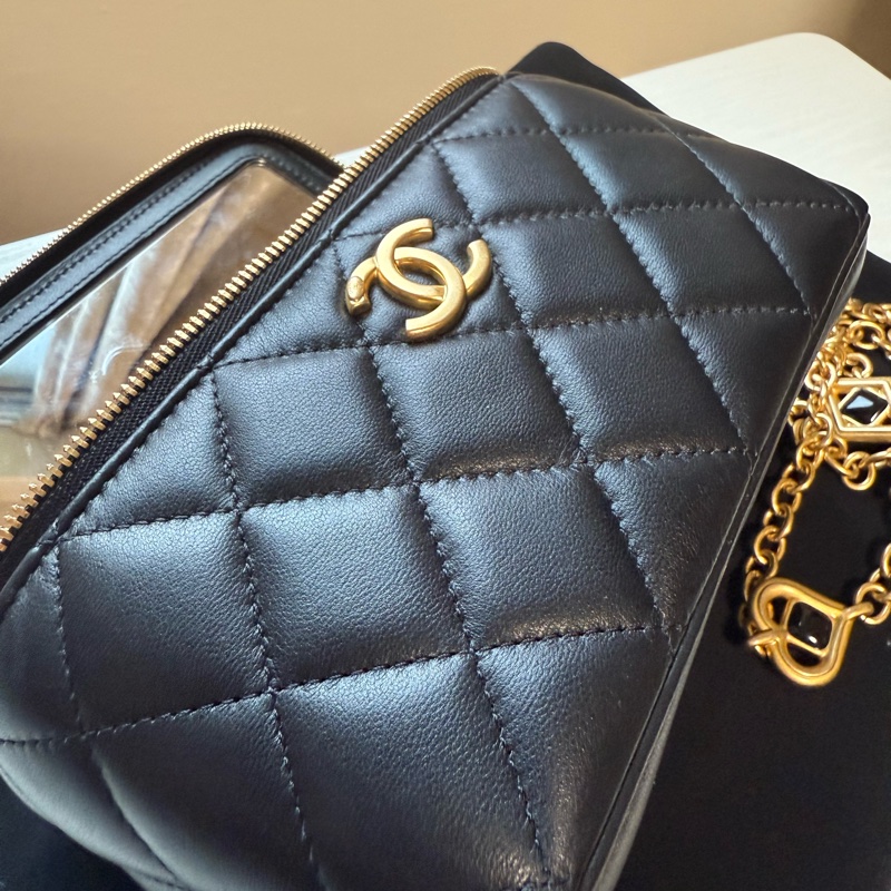 CHANEL 香奈兒 黑金色 菱格紋 小羊皮 化妝包 斜背包 小香-1