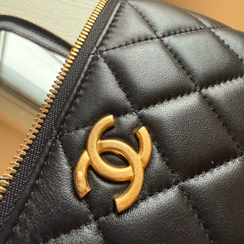 CHANEL 香奈兒 黑金色 菱格紋 小羊皮 化妝包 斜背包 小香-2
