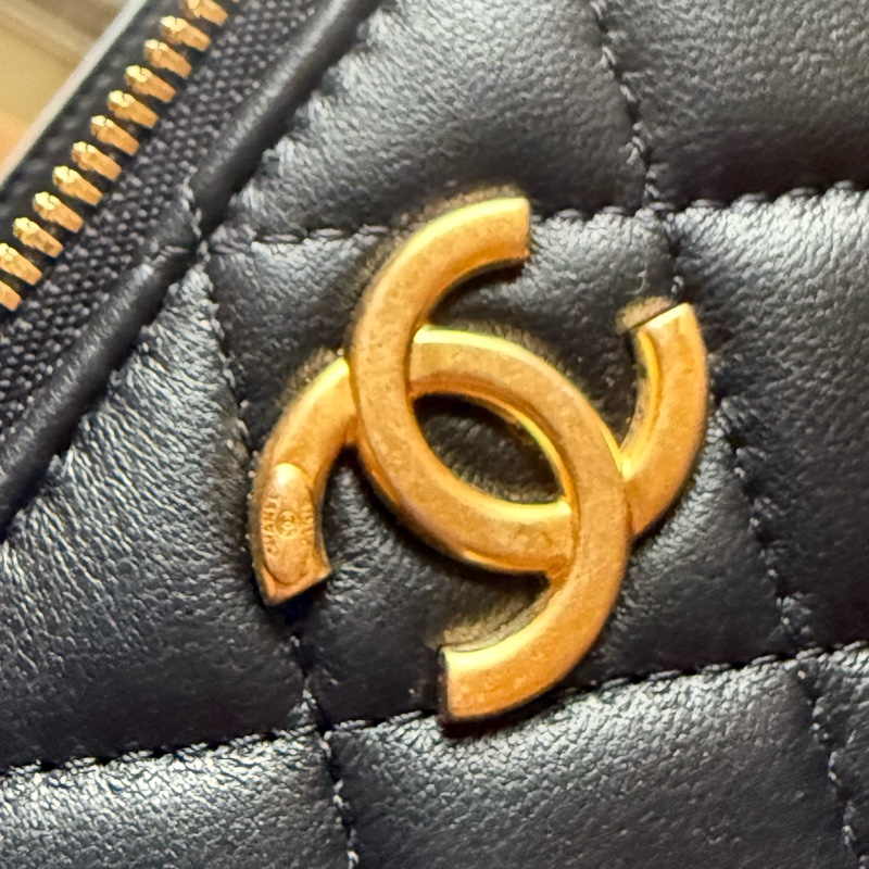 CHANEL 香奈兒 黑金色 菱格紋 小羊皮 化妝包 斜背包 小香-5