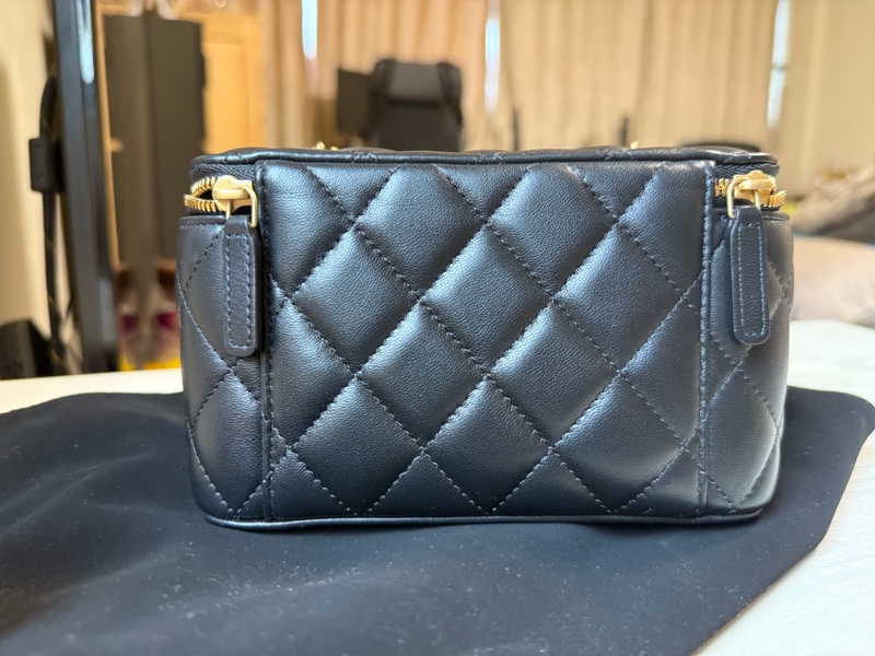 CHANEL 香奈兒 黑金色 菱格紋 小羊皮 化妝包 斜背包 小香-6