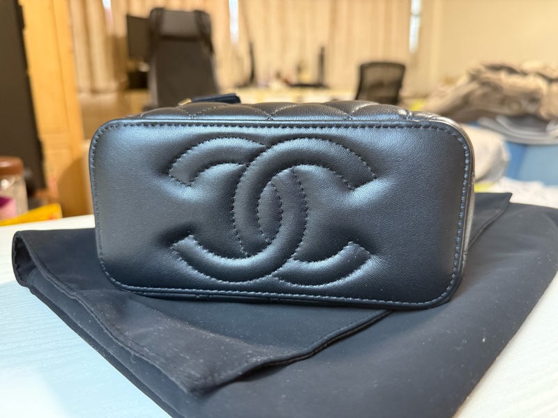 CHANEL 香奈兒 黑金色 菱格紋 小羊皮 化妝包 斜背包 小香-7