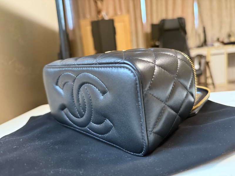 CHANEL 香奈兒 黑金色 菱格紋 小羊皮 化妝包 斜背包 小香-8