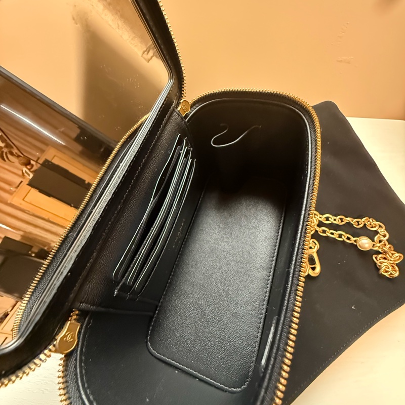 CHANEL 香奈兒 黑金色 菱格紋 小羊皮 化妝包 斜背包 小香-10