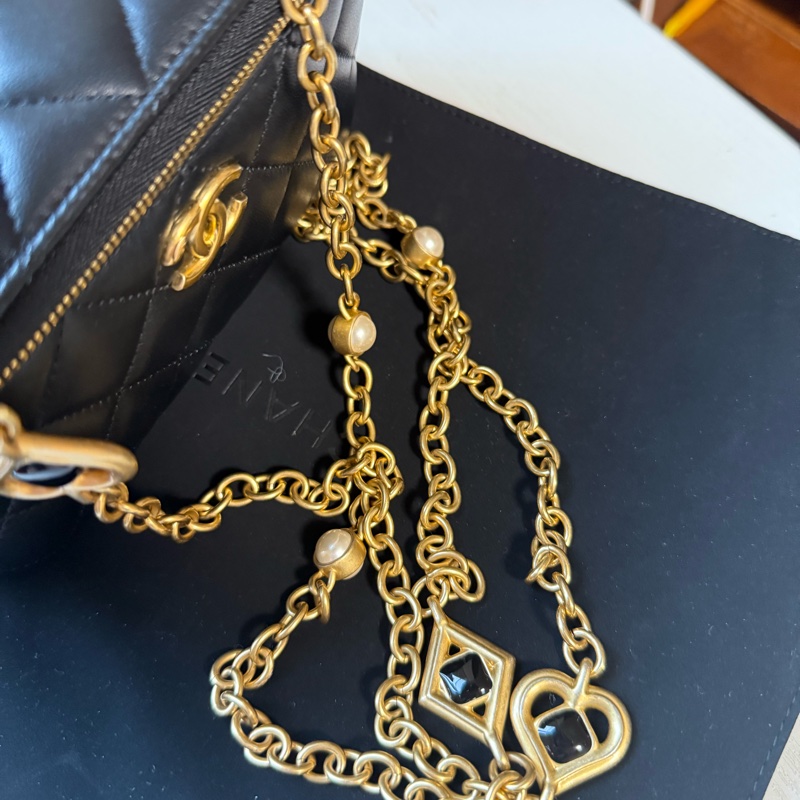 CHANEL 香奈兒 黑金色 菱格紋 小羊皮 化妝包 斜背包 小香-11