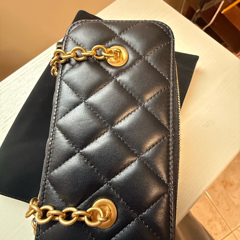 CHANEL 香奈兒 黑金色 菱格紋 小羊皮 化妝包 斜背包 小香-12