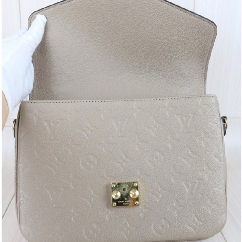 「JL精品代購」98新 LV 老花壓紋大象灰郵差包 ic芯片款-13