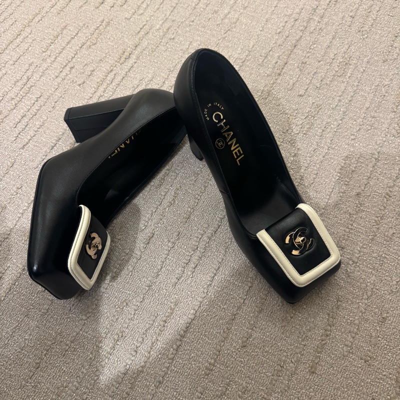 Chanel香奈兒26S書包扣高跟鞋👠-0