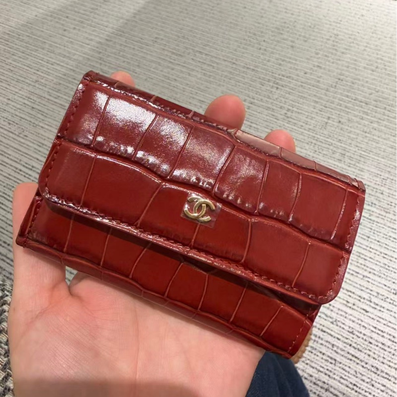 Chanel香奈兒26S限定紅色鰐魚壓紋卡包-1
