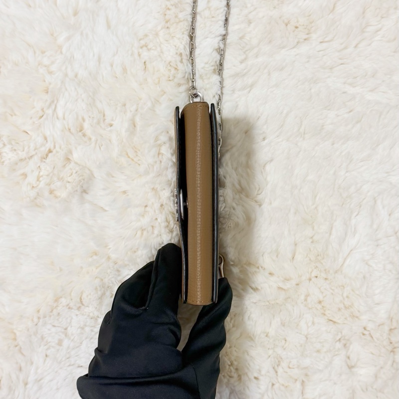 LOEWE 沙色銀扣mini鏈條錢包-4