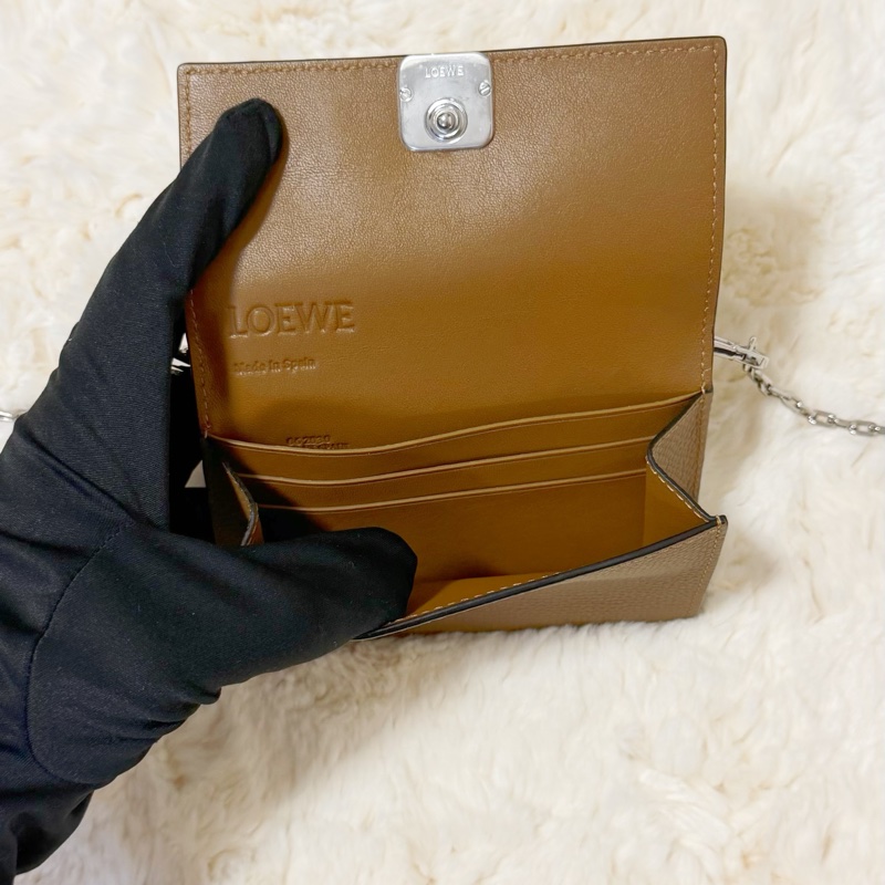 LOEWE 沙色銀扣mini鏈條錢包-5