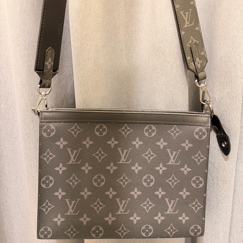 M61692 (附贈背帶+內膽包)Louis Vuitton Pochette Voyage MM 黑灰老花手拿包-0