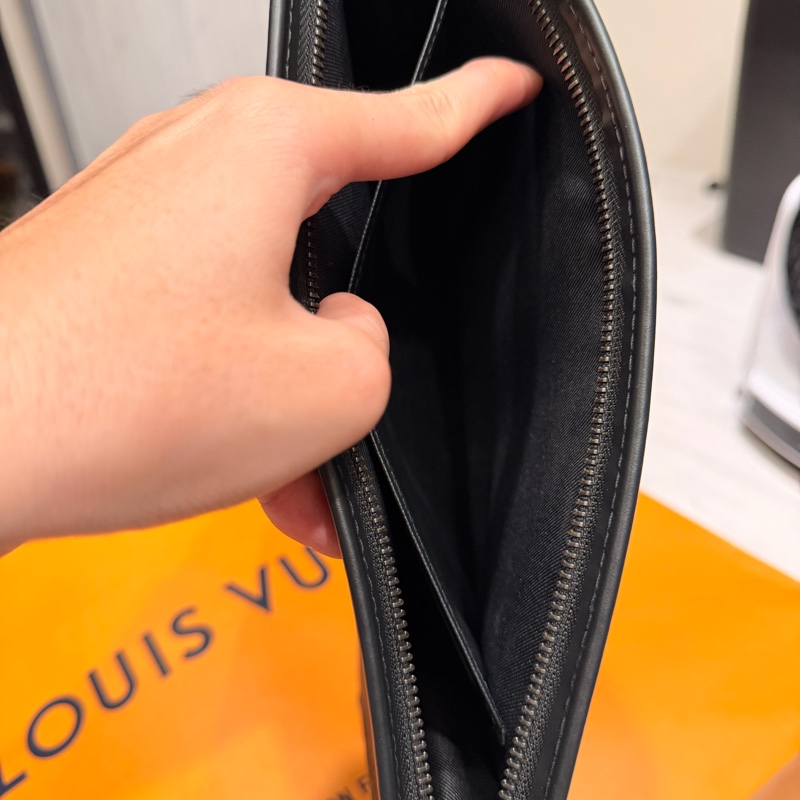 M61692 (附贈背帶+內膽包)Louis Vuitton Pochette Voyage MM 黑灰老花手拿包-3