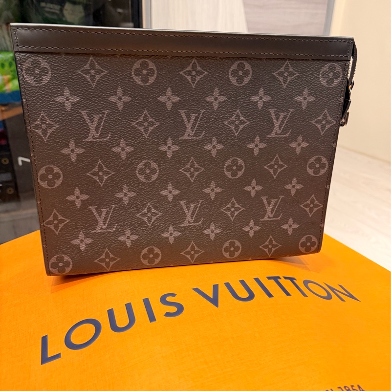 M61692 (附贈背帶+內膽包)Louis Vuitton Pochette Voyage MM 黑灰老花手拿包-10