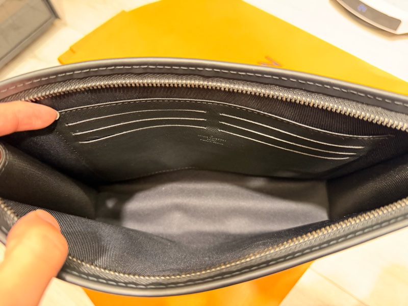 M61692 (附贈背帶+內膽包)Louis Vuitton Pochette Voyage MM 黑灰老花手拿包-14