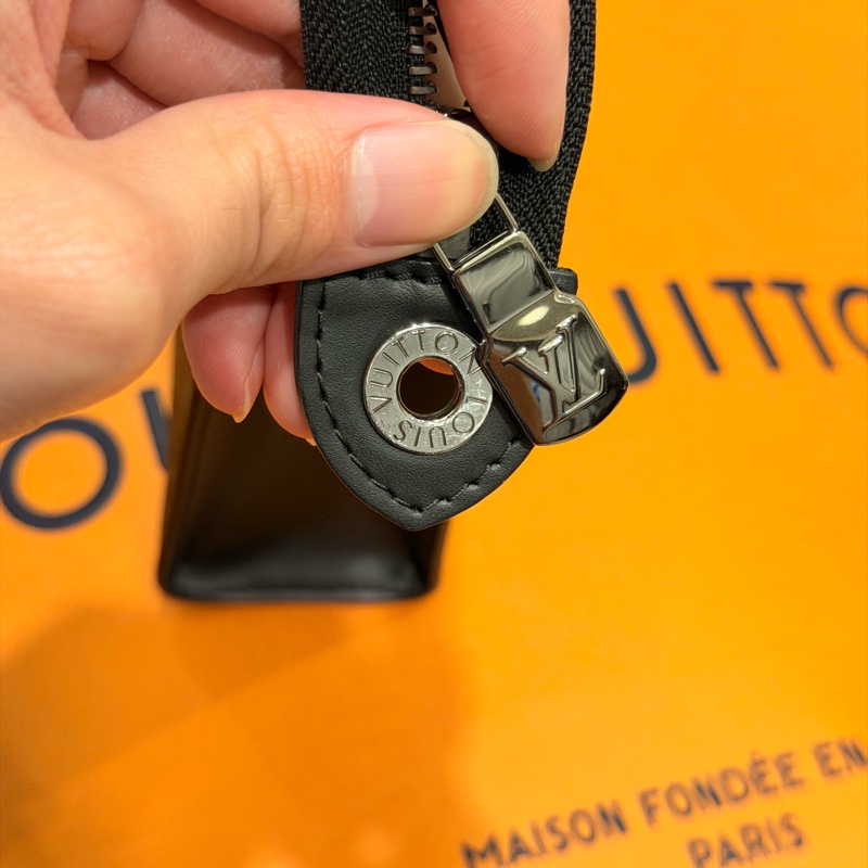 M61692 (附贈背帶+內膽包)Louis Vuitton Pochette Voyage MM 黑灰老花手拿包-16