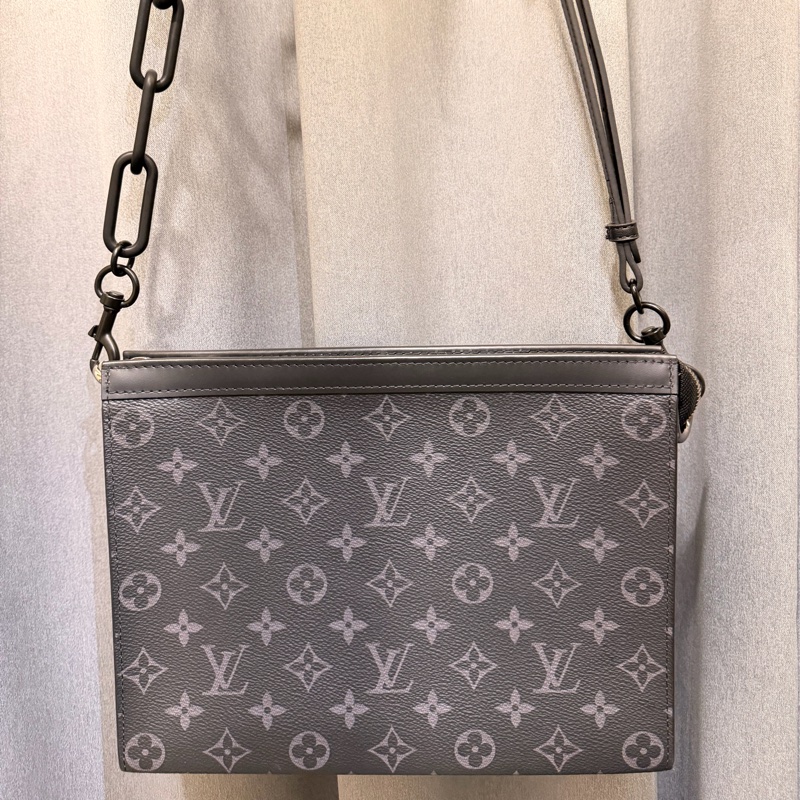 M61692 (附贈背帶+內膽包)Louis Vuitton Pochette Voyage MM 黑灰老花手拿包-22